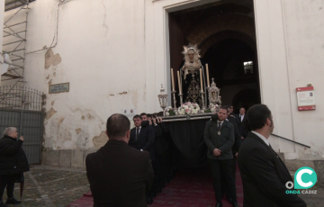 Nuestra Señora de la Soledad  en el momento de la salida por la puerta del templo el pasado jueves