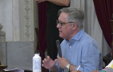 Óscar Torres, portavoz socialista durante la intervención en un Pleno en una imagen de archivo