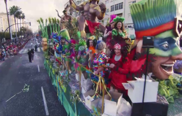 Carroza durante el desfile festivo en 2025 por la avenida principal de la capital gaditana