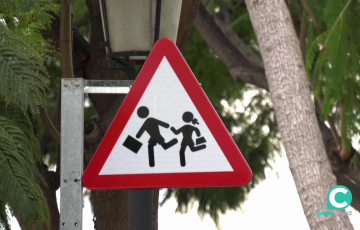 Señal de tráfico de aviso de zona escolar en la capital gaditana
