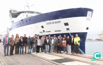 El navio junto con autoridades, docentes y alumnado de la UCA