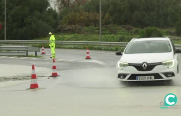 Operario en una de las carreteras afectadas por el mal tiempo