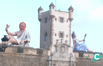 Las figuras del dios Baco y la diosa Salacia sobre las murallas de las Puertas de Tierra