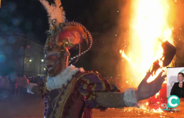 El pregonero en el momento que el fuego consume al Momo