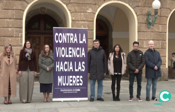 El alcalde encabezó el respetuoso acto en la plaza de San Juan de Dios