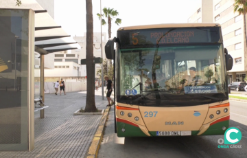Vehículo de transporte urbano en una parada de la Avenida