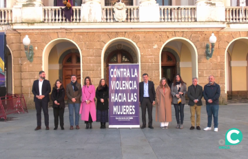 Autoridades y ciudadanos se unieron este viernes al acto en la Plaza de San Juan de Dios