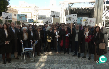 La concentración se ha efectuado este viernes en la capital gaditana
