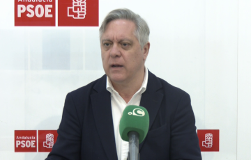 El dirigente socialista durante su valoración ante los medios este lunes