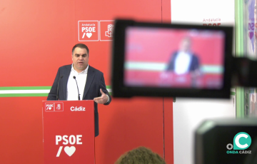 El dirigente socialista durante su intervención este viernes en la rueda de prensa ante los medios