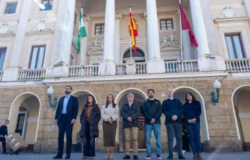Concejales en la plaza San Juan de Dios durante el acto de duelo este miércoles
