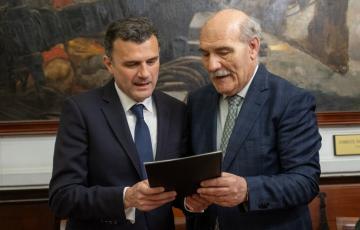 El alcalde de Cádiz, Bruno García, y el presidente del Consejo Local de Hermandades y Cofradías, Juan Carlos Jurado, tras la firma del convenio de colaboración.