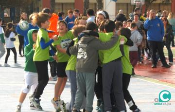 Un grupo de alumnas y alumnos celebra la victoria en un juego 