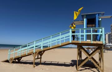 Socorrista en el módulo central playa Victoria