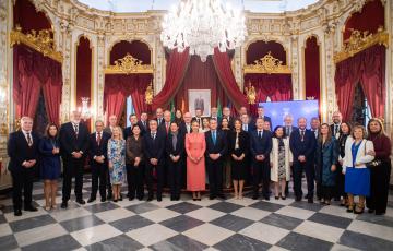 Autoridades y distinguidos tras el acto 