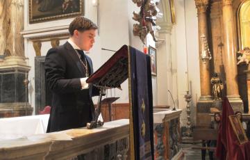 El pregonero Carlos de la Rosa durante su pregón en la Iglesia del Rosario 