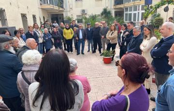 Los dirigentes socialistas en su visita este jueves al barrio de la capital gaditana