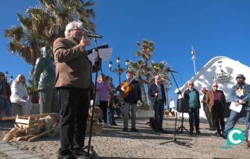 La primera parada de la XVI Ruta Quiñones se realizó junto a la estatua del poeta gaditano. 