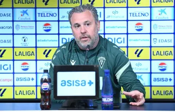 El técnico cadista comparece en la rueda de prensa de este viernes 