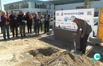 Acto simbólico de colocación de la primera piedra para la construcción de 207 nuevas viviendas protegidas en el solar del barrio de Puntales.