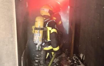 Bomberos actuan para sofocar el fuego en el lugar del siniestro