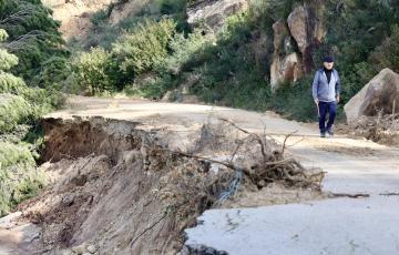 Socavón sobre el asfalto cercano a Jimena de la Frontera el pasado mes de febrero