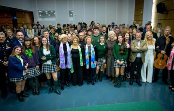 Autoridades e invitados tras el encuentro oficial de este viernes