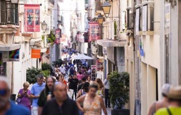 Personas caminando por una calle del centro de Cádiz