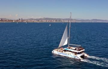 Imagen de archivo de catamarán.