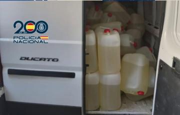 Interior del vehículo que portaba un total de 3.725 litros de combustible