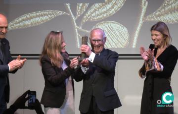 El hermano honorífico de El Caído, Pedro Reynoso, recibiendo el galardón 'Gota a Gota'.