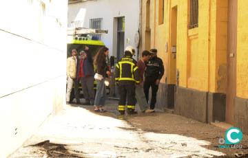Los bomberos y policía local en la calle Merced