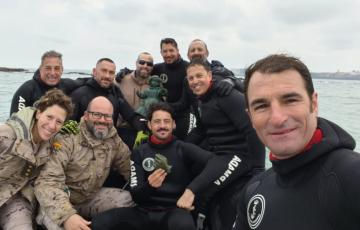 La Unidad de Buceo de Cádiz con la mano del Niño Jesús de La Galeona y una de las manos de la virgen.
