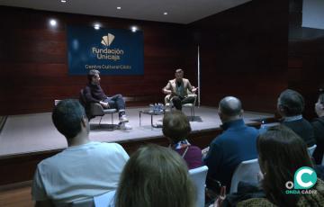 Carlos del Amor y Miguel Poveda conversan en el Centro Cultural de la Fundación Unicaja.