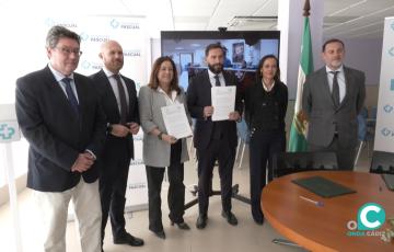 Momento de la firma del convenio entre Junta y Clínicas Pascual.