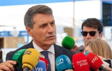  El delegado del Gobierno en Andalucía, Pedro Fernández, en una atención a medios