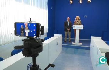 Los parlamentarios autonómicos Pilar Pintor y José Ignacio González, en rueda de prensa. 