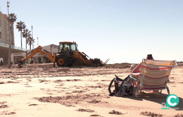 Operarios de Playas trabajando para poner en servicio la pretemporada en Semana Santa. 