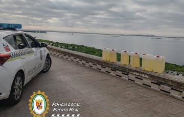 Vehículo de las fuerzas seguridad junto al hallazgo en el litorial de la población