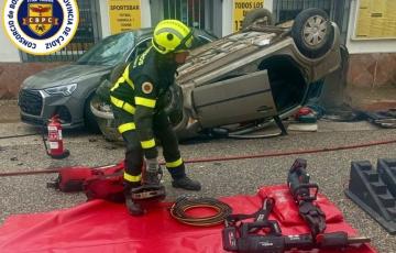 Un bombero durante los trabajos de rescate en el lugar del sieniestro