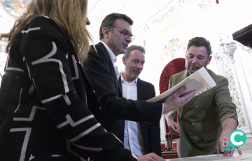 El cantaor Miguel Poveda y el alcalde de Cádiz revsan alguno de los documentos que formaran parte del nuevo fondo de archivo 