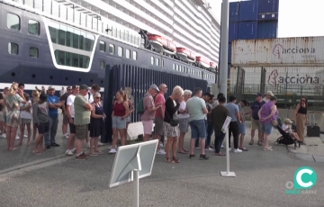 Cruceristas desembarcando en el muelle de Cádiz en una imagen de archivo