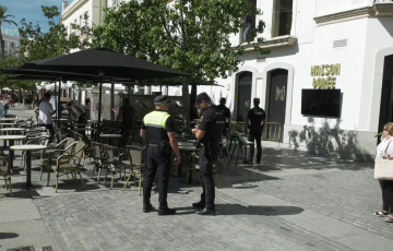 Policias locales en la plaza de San Juan de Dios en una imagen de archivo