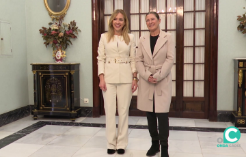 La artista con la presidenta en un momento del acto celebrado el pasado jueves
