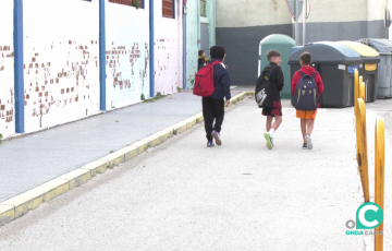 Escolares camino de entrada a clase en el colegio La Inmaculada de Cádiz