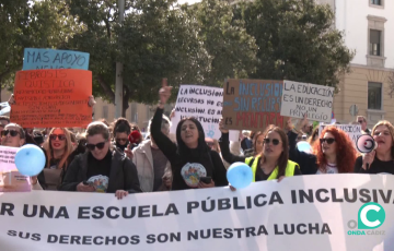 La cabeza de la marcha por la Cuesta de las Calesas durante la mañana de este miércoles