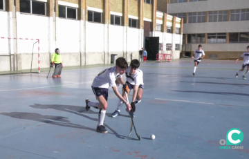 Dos jugadores durante un partido de entrenamiento en las pistas del colegio de Salesianos