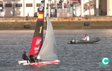 Una de las embarcaciones sobre las aguas del Club Náutico Elcano, en una imagen de archivo.