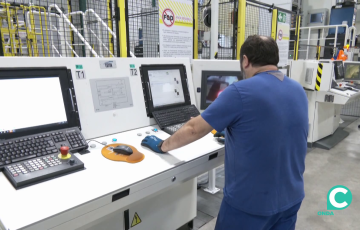 Operario dentro de la factoria en una imagen de archivo