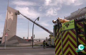 Una de las chapas desprendida parcialmente por el viento ha sido asegurada